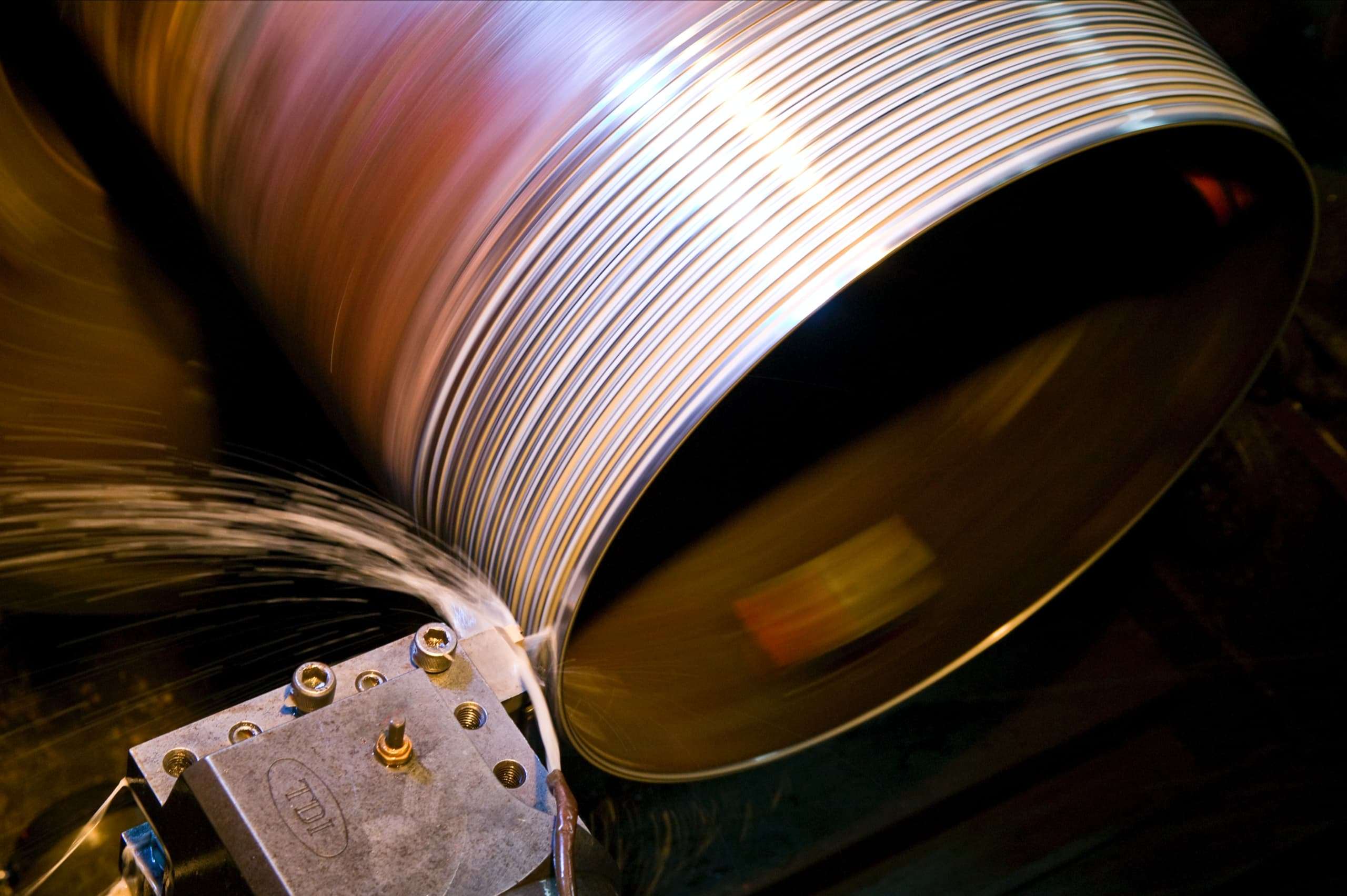 Machine cutting a thread