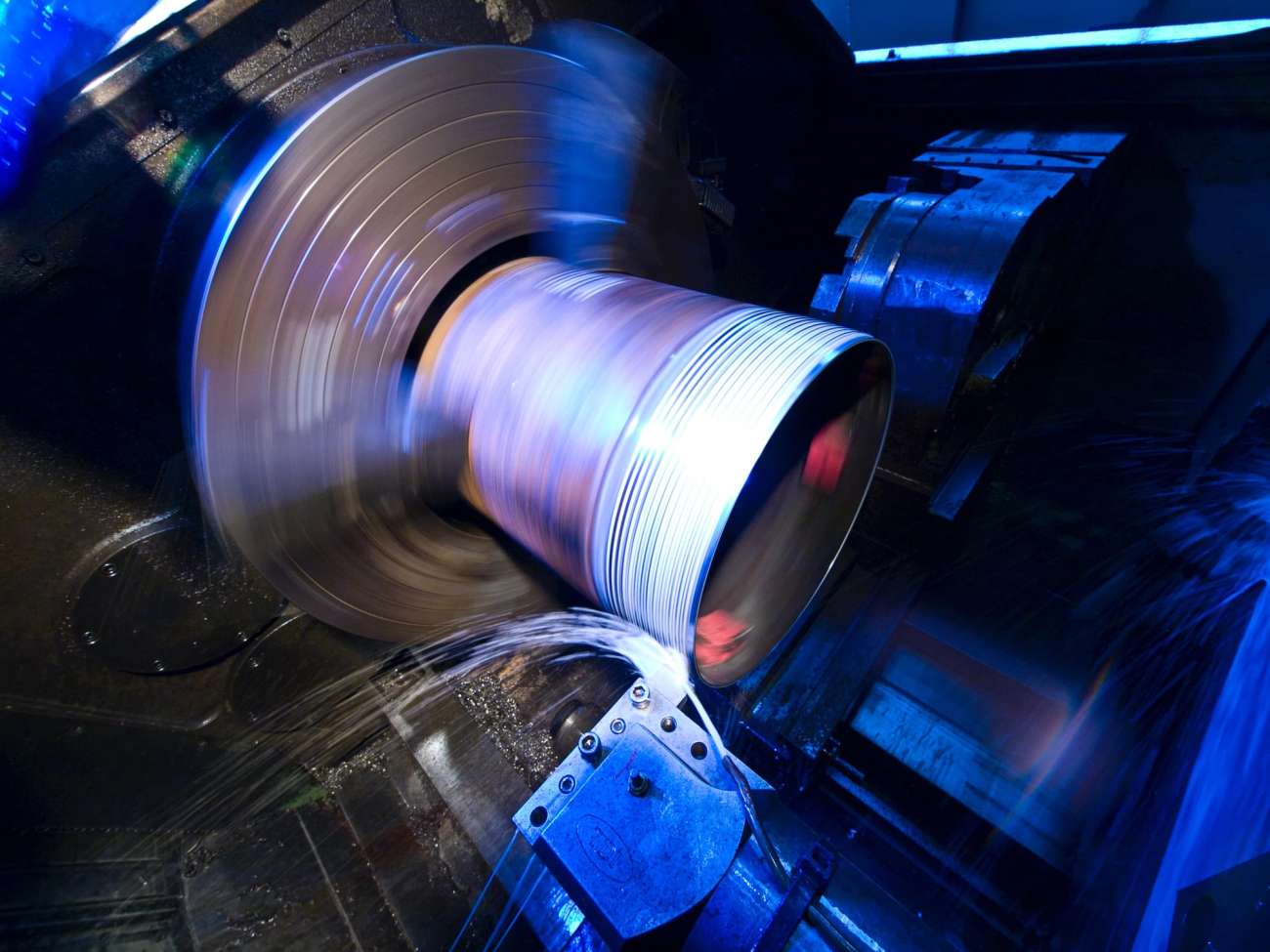 Machine cutting a thread